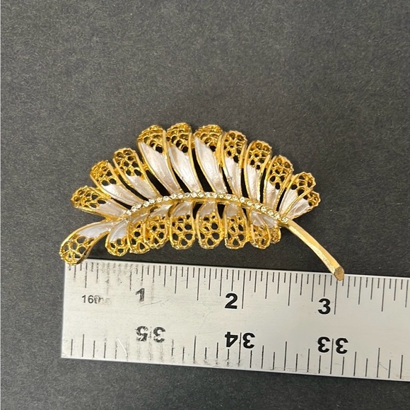 Vintage BSK Gold Tone Leaf Floral Rhinestone Signed Brooch Clip On Earring Set - Picture 10 of 11